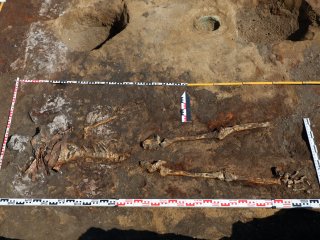 Археологи ИА РАН обнаружили на Дону погребение скифской амазонки в парадном гол…
