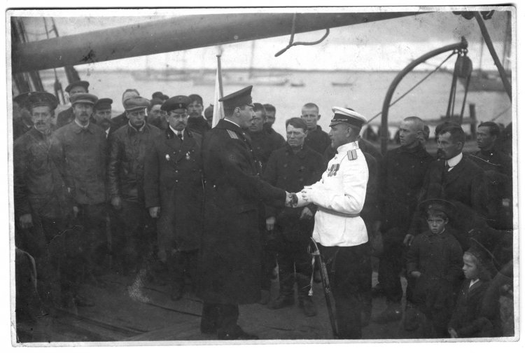 Седов Г. Я. и участники экспедиции с провожающими на палубе судна перед выходом в море.