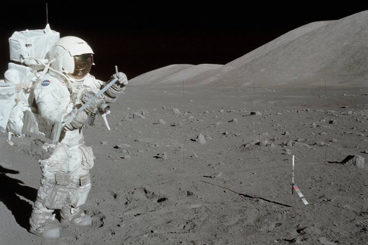 Харрисон Шмитт (член миссии «Аполлон-17»)  за сбором образцов лунной породы, 11 декабря 1972 г. Автор фото: Eugene A. Cernan. Источник: NASA