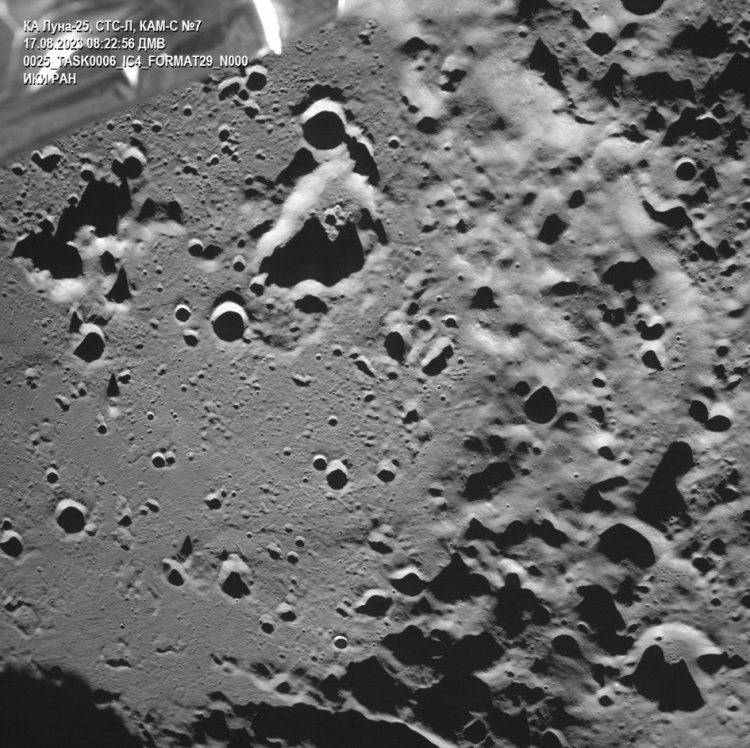 Южный полярный кратер Зееман на обратной стороне Луны, сфотографированный космическим аппаратом «Луна-25». Фото: ИКИ РАН