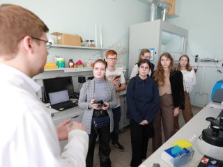 От УФ-защиты до очистки воды: разработки отечественных химиков показали студентам в ИОНХ РАН. Фото: Елена Либрик / «Научная Россия»