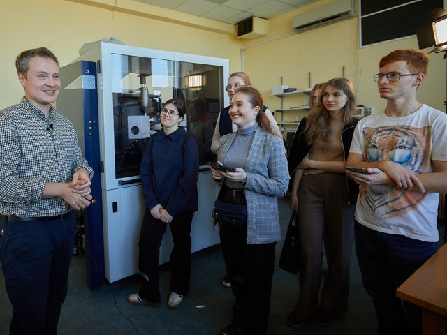 ИИ в химии, новые материалы и «переключаемые» молекулы. Студенческий тур в ИОНХ РАН. Фото: Елена Либрик / «Научная Россия»