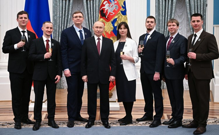 С лауреатами премий Президента в области науки и инноваций молодым учёным за 2025 год. Фото: Кристина Соловьёва, РИА «Новости»