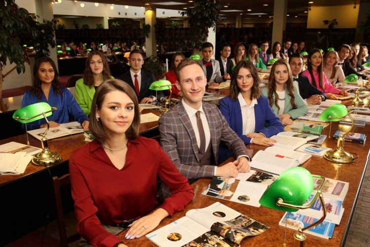 Студенты в научной библиотеке им. Д.А. Гранина СПбГУП. Фото: архив СПбГУП