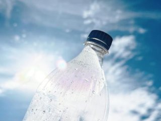 Пластик, богатый углеродом и водородом, можно превратить в источник чистой энергии с помощью солнечного света. Фото: Adelaide University / Xiao Lu