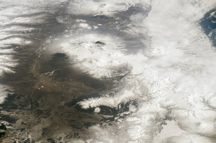 Как выглядят с МКС активизировавшиеся вулканы Камчатки