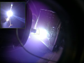 Вакуумная дуга в экспериментах на макете узла радиоэлектронной аппаратуры космического аппарата. Изображение исследователей/Пресс-служба ТНЦ СО РАН