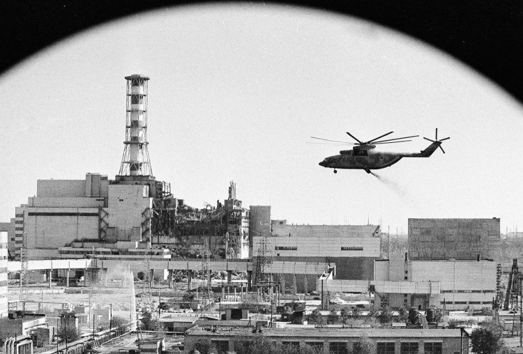 Вертолеты ведут дезактивацию зданий Чернобыльской атомной электростанции после аварии, май 1986 года