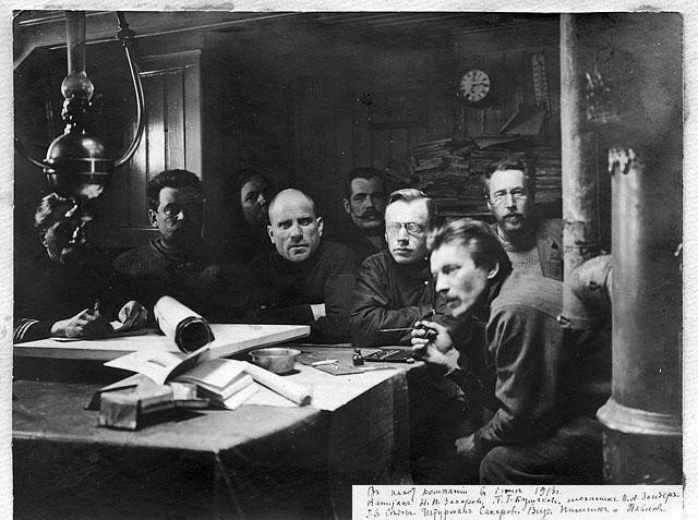 1913 год. Экспедиция Г.Я. Седова в кают-компании «Святого Фоки». В. Ю. Визе – третий справа. Фото: Wikipedia
