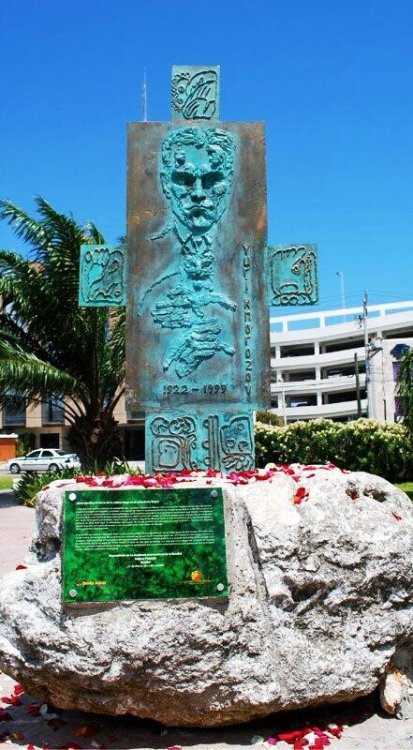 Памятник ,Ю. Кнорозову в Канкуне, 2012