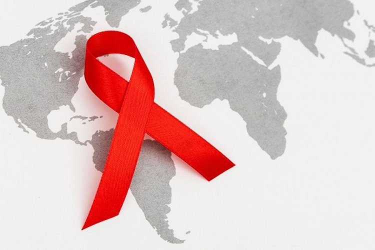 Красная лента — символ борьбы со СПИДом. Источник иллюстрации: Культура.рф