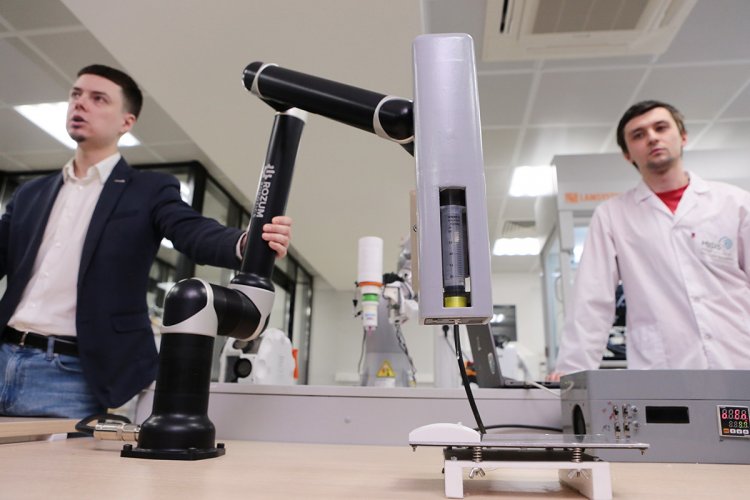 Роботизировнная рука в лаборатории МИСИС