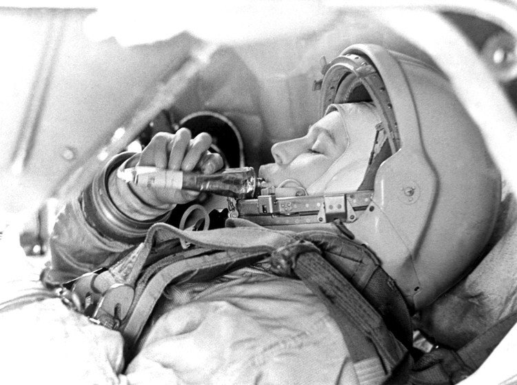 Космонавт Валентина Терешкова на тренировке в 1963 г.