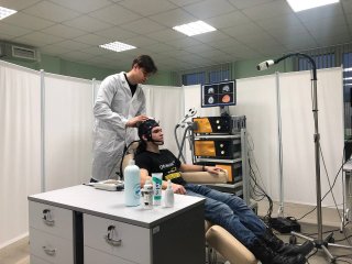 Постановка эксперимента, снятие электроэнцефалограммы. Источник - Семен Куркин