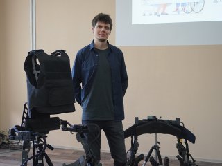 Генеральный директор «Таратонов Самсонов Роботикс» Илья Владимирович Самсонов с экзоскелетами, разрабатываемыми и испытываемыми компанией совместно с РосНОУ и Морозовской детской больницей. Фото: Анастасия Жукова / «Научная Россия»