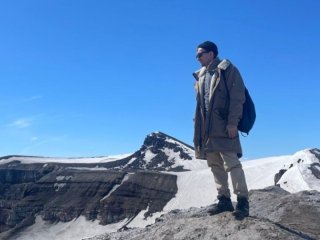 Олег Олегович Шичалин во время отбора проб на камчатском вулкане Горелый. Фото:  Олег Шичалин / предоставлено пресс-службой ДВФУ