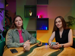 Корреспондент портала «Научная Россия» Янина Хужина и научный сотрудник ИВНДиНФ РАН Дарья Романова. Фото: Елена Либрик / «Научная Россия»