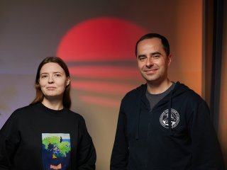 Корреспондент портала «Научная Россия» Янина Хужина и метеоролог Максим Червяков. Фото: Елена Либрик / «Научная Россия»