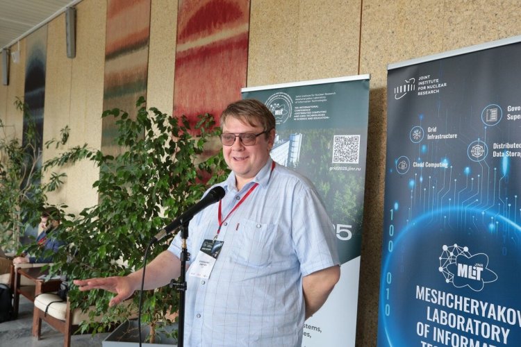 В ОИЯИ продемонстрировали обновленный суперкомпьютер «Говорун»В репортаже с конференции «Распределенные вычисления и грид-технологии в науке и образовании» (GRID’2025), проходившей летом в Объединенном институте ядерных исследований (ОИЯИ), мы поговорили с учеными о результатах очередного обновления суперкомпьютера имени Н.Н. Говоруна. Этот суперкомпьютер используется для одновременного проведения большого объема вычислений (в том числе квантовых), а также для моделирования физических процессов – например, симуляции столкновения тяжелых ионов. По мере прогресса в исследованиях появляются новые математические модели, нужно проверять старые данные, соответственно, необходимо все больше мощностей. Поэтому суперкомпьютеры регулярно обновляются.