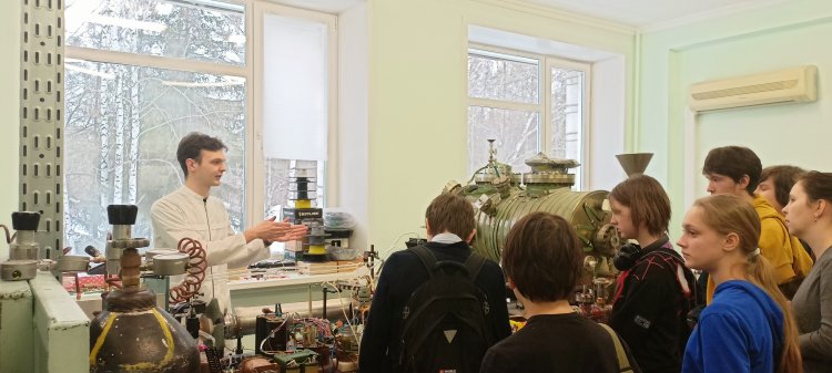 Глеб Шевченко рассказывает семиклассникам о газовых лазерах. Фото Надежды Дмитриевой