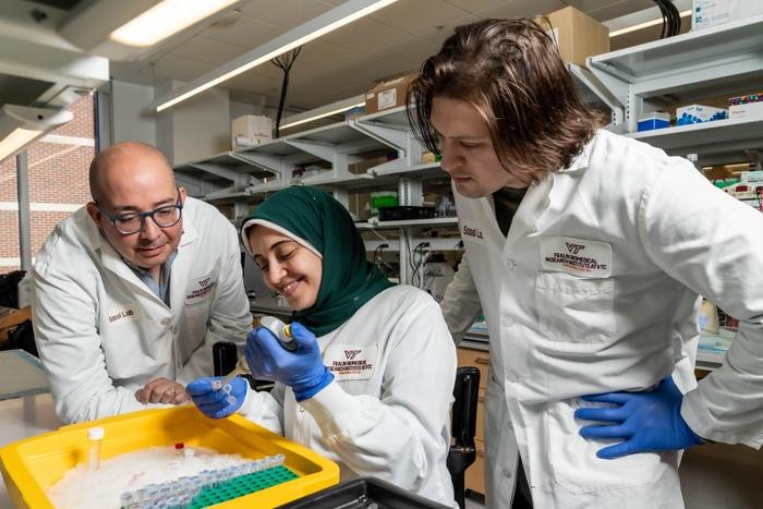 Ученые из Института биомедицинских исследований Фралина при Политехническом институте Вирджинии изучают способы устранения рубцевания легких при легочном фиброзе. Доцент Ясин Сасси (слева), постдокторант Самар Антар. Фото: Clayton Metz/Virginia Tech
