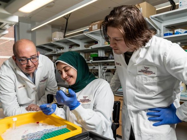 Ученые из Института биомедицинских исследований Фралина при Политехническом институте Вирджинии изучают способы устранения рубцевания легких при легочном фиброзе. Доцент Ясин Сасси (слева), постдокторант Самар Антар. Фото: Clayton Metz/Virginia Tech
