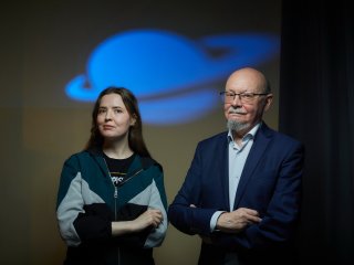 Корреспондент портала «Научная Россия» Янина Хужина и химик Владимир Фельдман. Фото: Елена Либрик / «Научная Россия»
