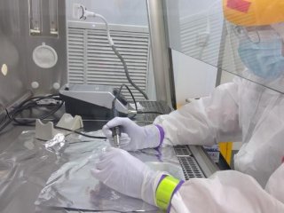 Александр Жиларде отбирает пробы в лаборатории древней ДНК в 2020 году.Фото: Dr Pooja Swali / Stockholm University
