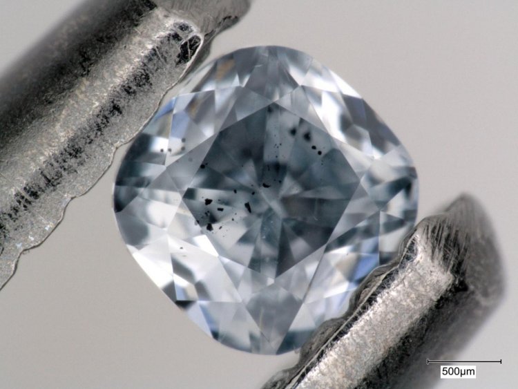 Редкие голубые алмазы рождаются глубоко в мантии Земли