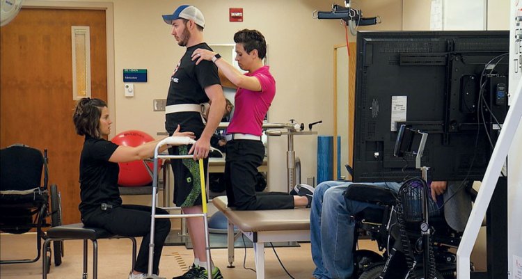 Парализованный мужчина может вставать на ноги благодаря новым методам реабилитации