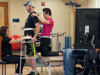 Парализованный мужчина может вставать на ноги благодаря новым методам реабилитации