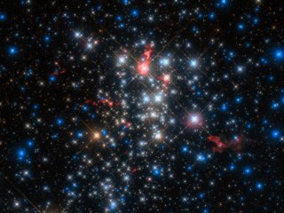 Телескоп ALMA сфотографировал звезды с «хвостами», как у комет
