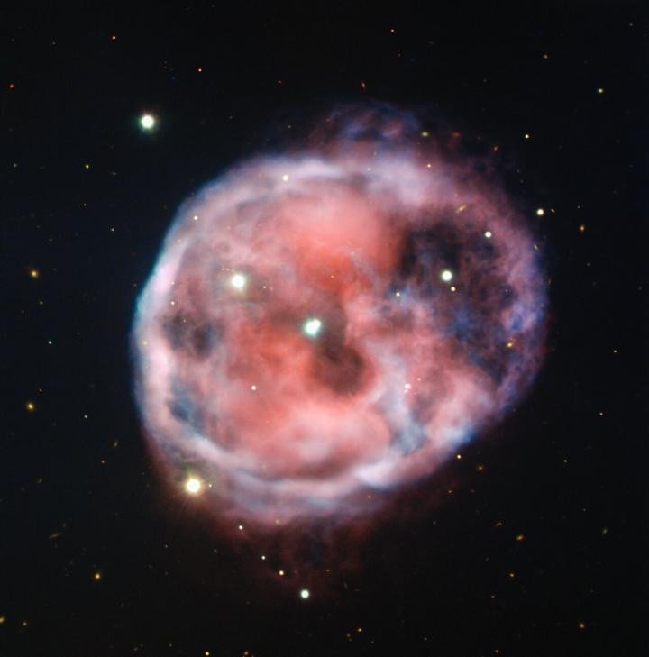 Астрономы ESO получили цветное изображение туманности Череп
