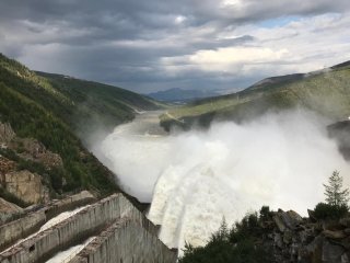 Сброс воды на Колымской ГЭС. Фото Ксении Демидовой