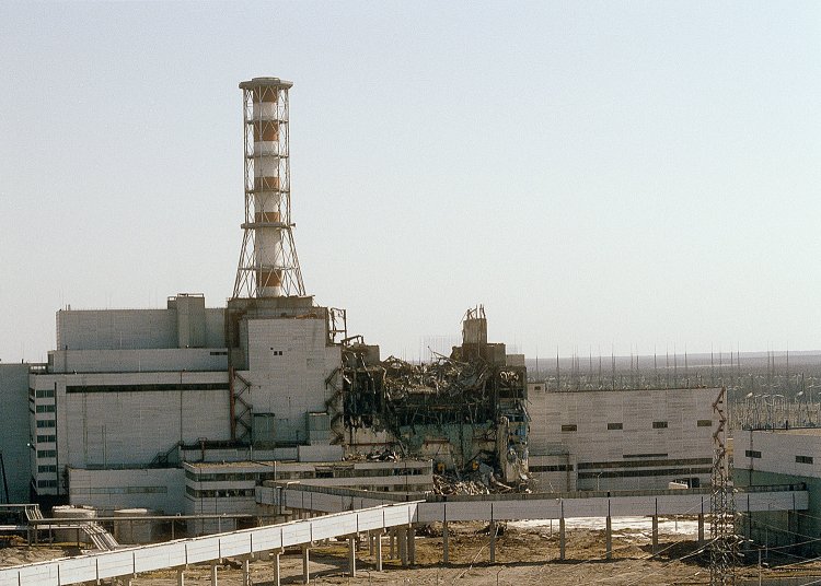 Вид на Чернобыльскую АЭС со стороны четвертого реактора, апрель 1986 года
