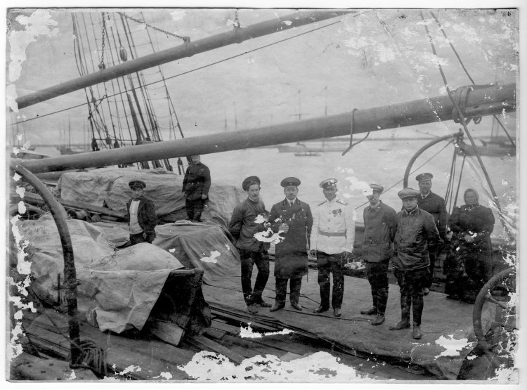 Участники экспедиции к Северному полюсу на палубе судна «Святой мученик Фока» перед выходом в море