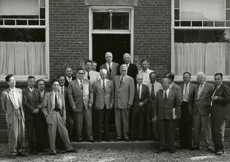 Участники первой Пагуошской конференции ученых. Пагуош, Новая Шотландия, Канада, 7 - 10 июля 1957 г.
