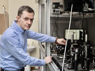 Александр Чернов, руководитель лаборатории физики магнитных гетероструктур и спинтроники для энергосберегающих информационных технологий МФТИ. Фото Анастасии Максименко, пресс-служба МФТИ