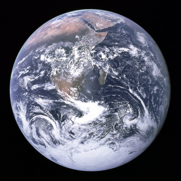 «The Blue Marble». Фотография планеты Земля, сделанная 7 декабря 1972 г. экипажем космического корабля «Аполлон-17»