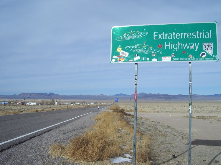 «Внеземное шоссе» (Невада, США), где по сообщениям часто наблюдаются НЛО и другая «инопланетная активность». Расположено недалеко от Зоны 51