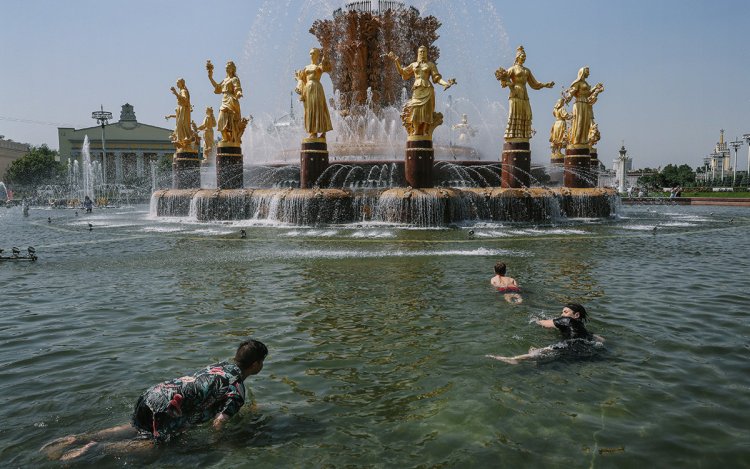 Аномальная жара в Москве, июнь 2021 г. Горожане купаются в фонтане «Дружба народов» на ВДНХ.Фото: Андрей Любимов / РБК