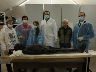 Специалисты НИИ и Музея антропологии и Сколтеха, исследующие бальзамирующие вещества. Фото О.С. Калининой