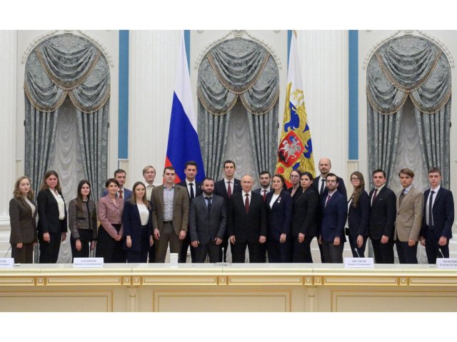 Президент России Владимир Путин с участниками V Конгресса молодых ученых. Фото: Алексей Никольский, МИА «Россия сегодня» / kremlin.ru