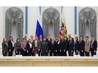 Президент России Владимир Путин с участниками V Конгресса молодых ученых. Фото: Алексей Никольский, МИА «Россия сегодня» / kremlin.ru