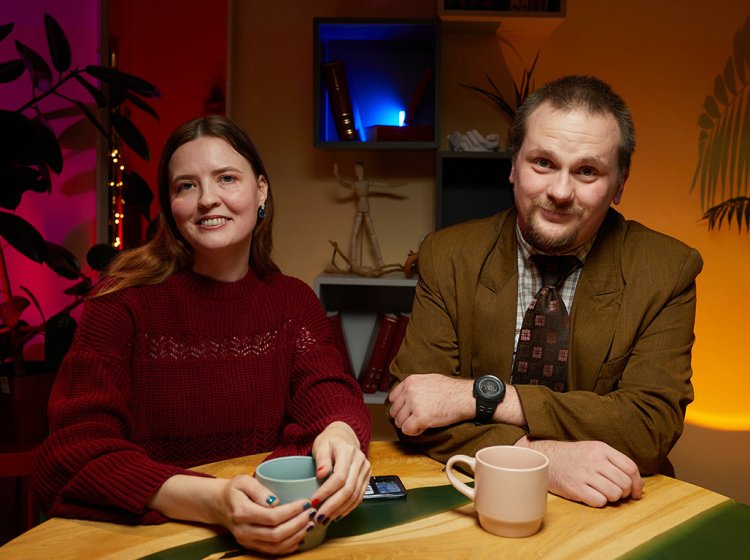 Корреспондент портала «Научная Россия» Янина Хужина и физик Антон Шейкин. Фото: Елена Либрик / «Научная Россия»