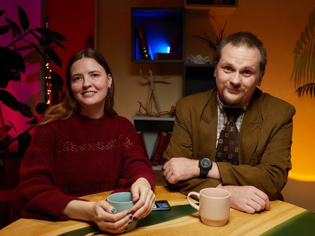 Корреспондент портала «Научная Россия» Янина Хужина и физик Антон Шейкин. Фото: Елена Либрик / «Научная Россия»