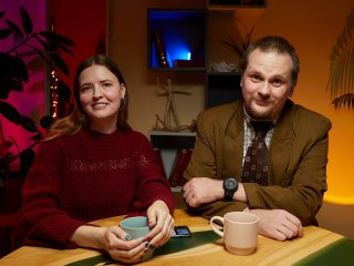 Корреспондент портала «Научная Россия» Янина Хужина и физик Антон Шейкин. Фото: Елена Либрик / «Научная Россия»