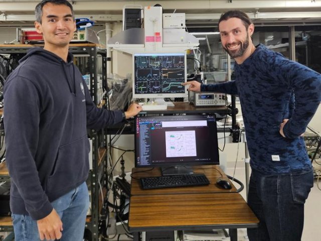 Томас Джонсон и Джордано Маттони в низкотемпературной лаборатории TRiKUC. Фото: Shubhankar Paul / Kyoto University