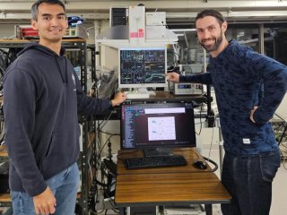 Томас Джонсон и Джордано Маттони в низкотемпературной лаборатории TRiKUC. Фото: Shubhankar Paul / Kyoto University