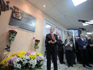 Академику Фортову — 80 лет! В ОИВТ РАН открылась мемориальная доска в память о великом ученом. Фото: Ольга Мерзлякова / Научная Россия